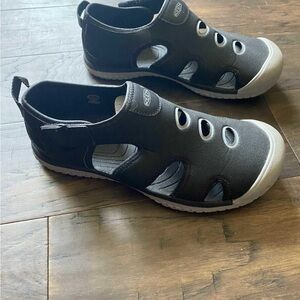 Big Kids black Keen Stingray water sandals